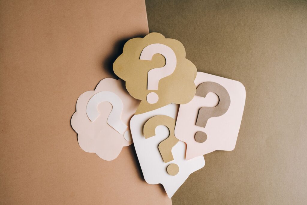 Paper question marks, the FAQ format that wins featured snippets